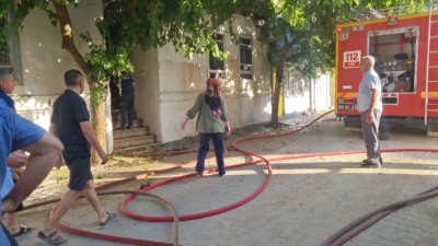 Köşk ilçesinde meydana gelen yangın itfaiye ekipleri tarafından söndürülürken, evde
