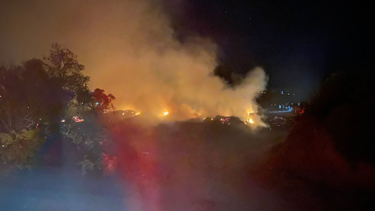 Yangın akşam saatlerinde Salavatlı Mahallesinde meydana geldi.