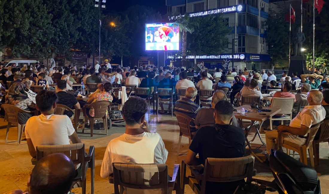 Köşk’te vatandaşlar, Türkiye-Avusturya maçını Köşk Belediyesinin dev ekranında izledi. Recep