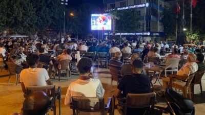 Köşk’te vatandaşlar, Türkiye-Avusturya maçını Köşk Belediyesinin dev ekranında izledi. Recep