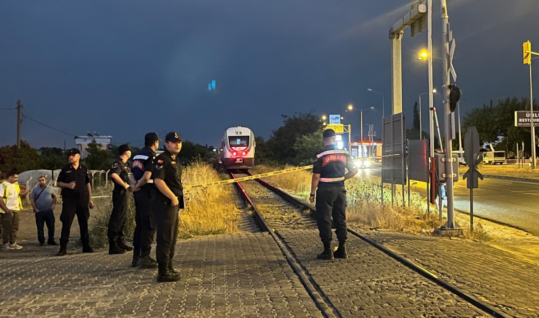 Köşk’te tren kazası: 1 kişi öldü, 1 kişi yaralandı Alınan bilgiye göre Nuri Çınar (54) ve C.Ç. (42) bariyerler