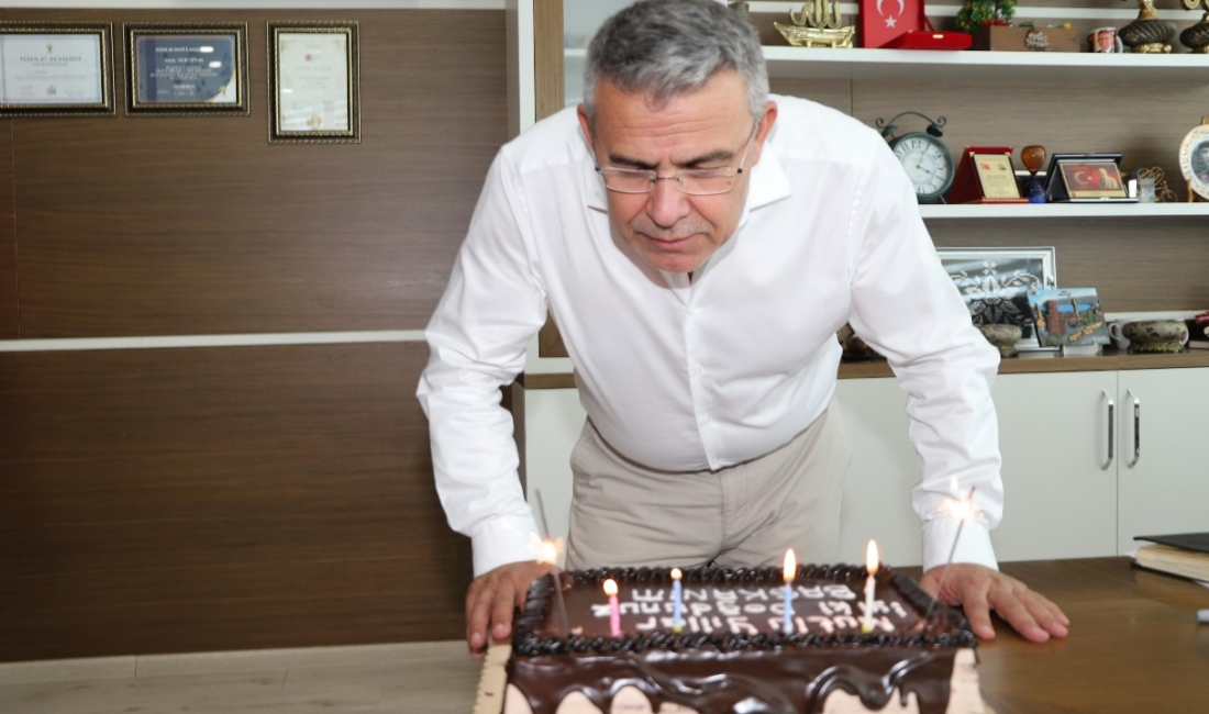 Personellerden Başkan Güler’e süpriz doğum günü kutlaması Köşk Belediyesi Personelleri, Belediye Başkanı Nuri Güler için süpriz kutlama