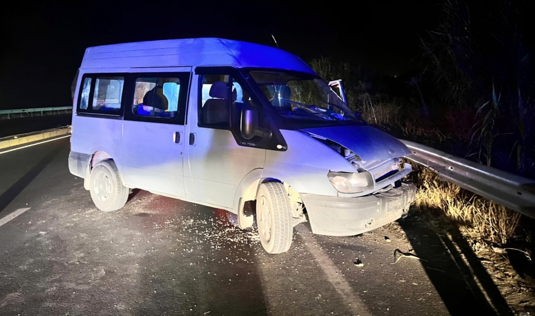 Köşk'te kontrolden çıkan minibüs'ün karşı şeride geçerek bariyere çarptığı trafik