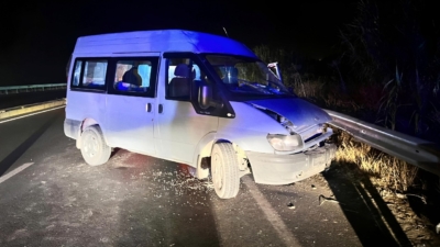 Köşk'te kontrolden çıkan minibüs'ün karşı şeride geçerek bariyere çarptığı trafik