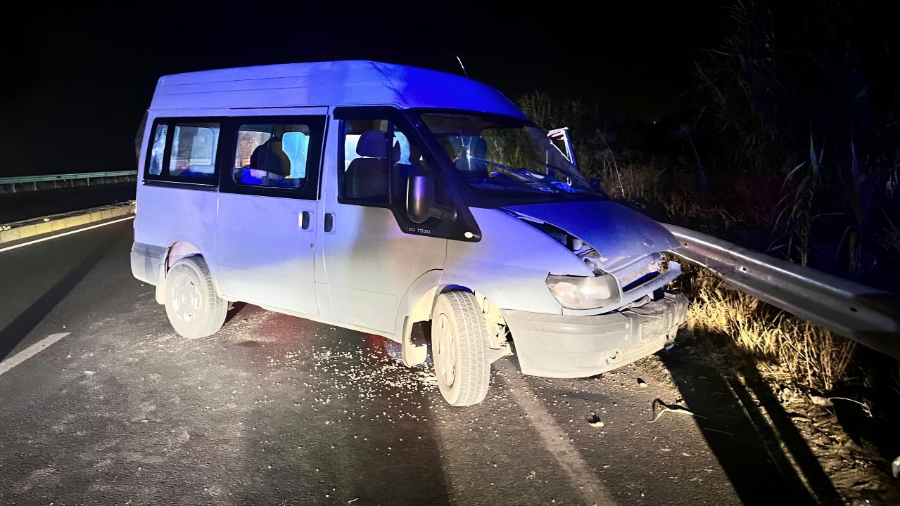Köşk'te kontrolden çıkan minibüs'ün karşı şeride geçerek bariyere çarptığı trafik