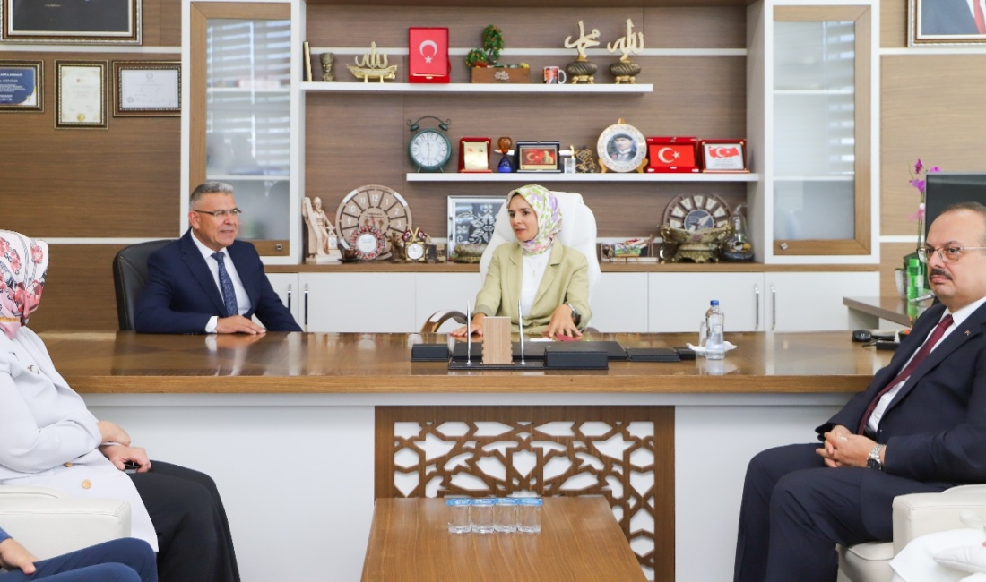 Başkan Güler, Bakan Göktaş’ı makamında ağırladı Köşk Belediye Başkanı Nuri Güler, bir dizi ziyaret için Aydın'a