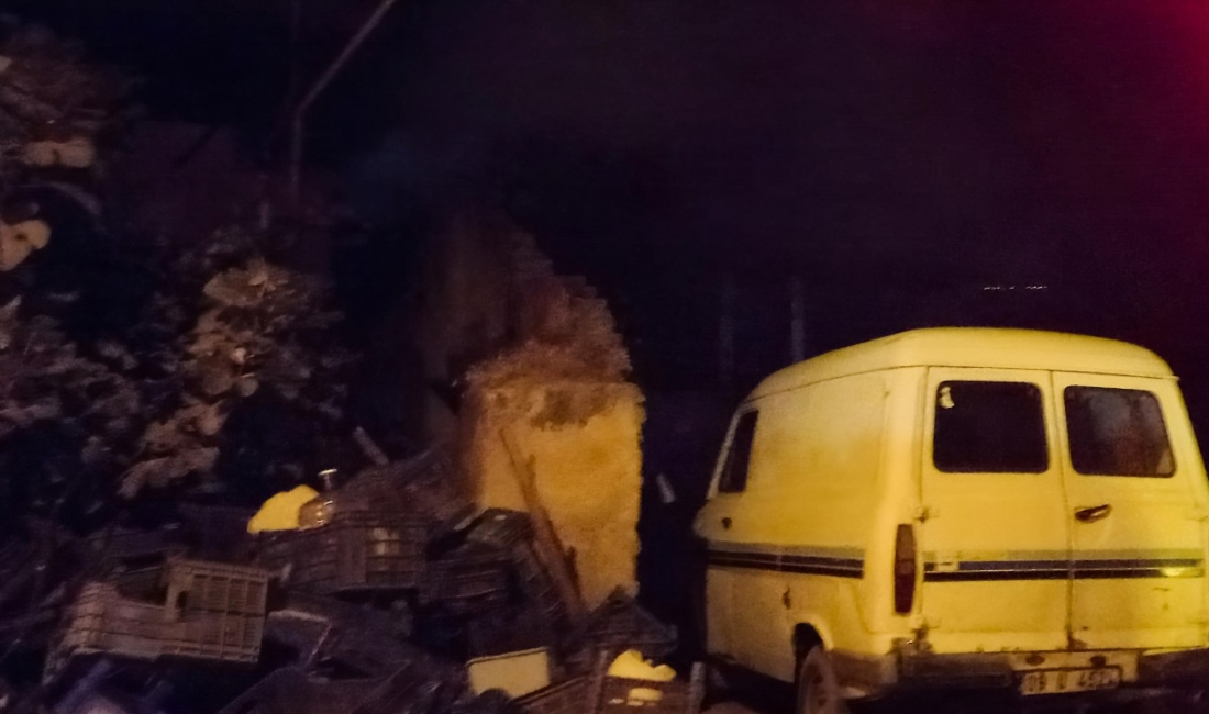 Beyköy’de yanan ev kullanılamaz hale geldi Yangın saat 22:00 sıralarında Beyköy Mahallesinde meydana geldi.