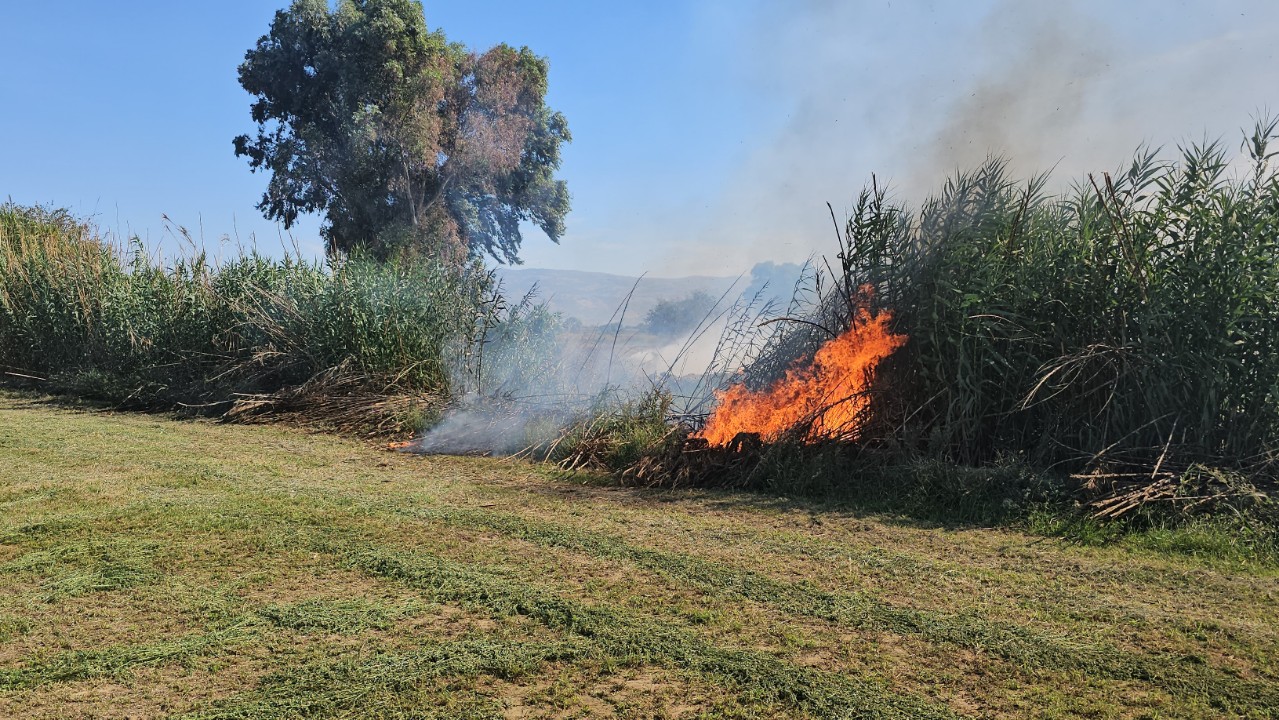 Rüzgarında etkisiyle çevreye yayılan yangın ekiplerin uzun uğraşları sonucunda kontrol