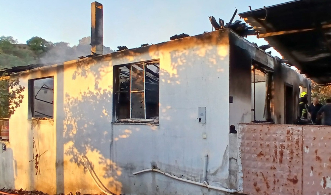 Köşk’te feci yangın: ev kullanılamaz hale geldi Yangın saat 17:00 sıralarında Köşk'e baglı Cumadere Mahallesinde meydana geldi.