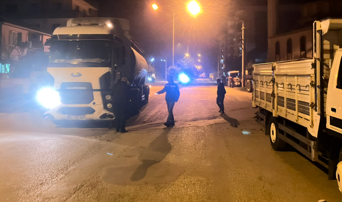 Köşk’te bir tanker pikapla çarpıştı Kaza saat 20:30 sıralarında Köşk, Çarşı Mahallesinde meydana geldi.