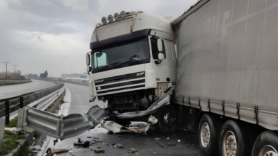 Köşk'te kontrolden çıkan Özbekistan plakalı tır bariyerlere çarparak ters döndü.