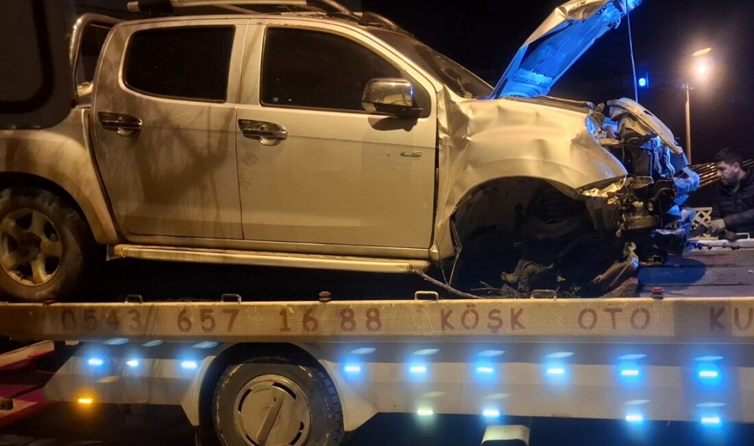 Kontrolden çıkan pikap refüje çarptı Kaza saat 00:40 sıralarında Çarşı Mahallesi, Alim Sokakta meydana geldi.