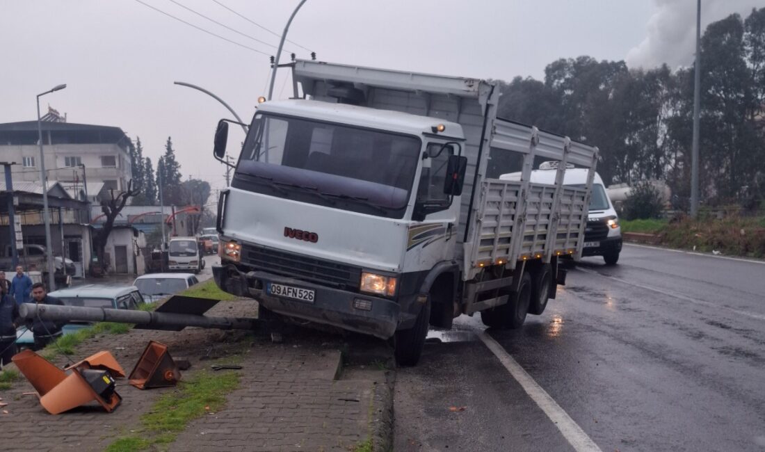 Köşk’te talihsiz kaza: sinyalizasyon direği üzerine devrilen yaya yaralandı Köşk'te kontrolden çıkan bir kamyonun kaldırıma çıktığı kazada; sinyalizasyon direği