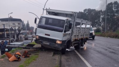 Köşk'te kontrolden çıkan bir kamyonun kaldırıma çıktığı kazada; sinyalizasyon direği