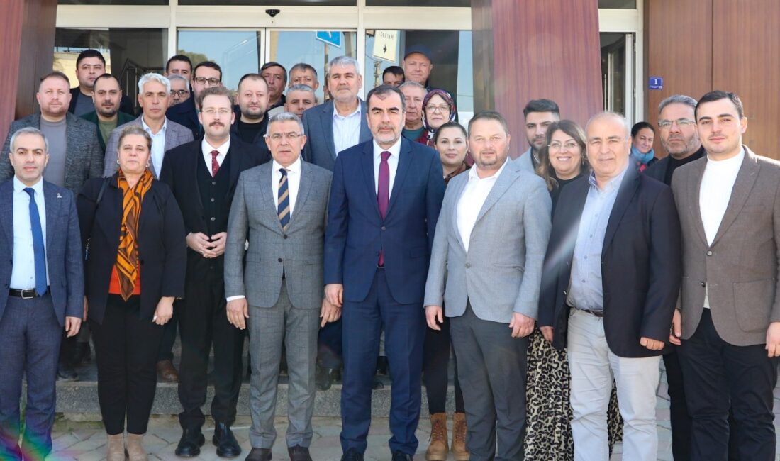 Başkan Güler, İl Başkanı Erdem’i ağırladı AK Parti Aydın İl Başkanı Mehmet Erdem'i ağırlayan Köşk Belediye