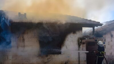 Serdaroğlu Mahallesinde bulunan müstakil bir evde çıkan yangın, ekiplerin müdahalesi