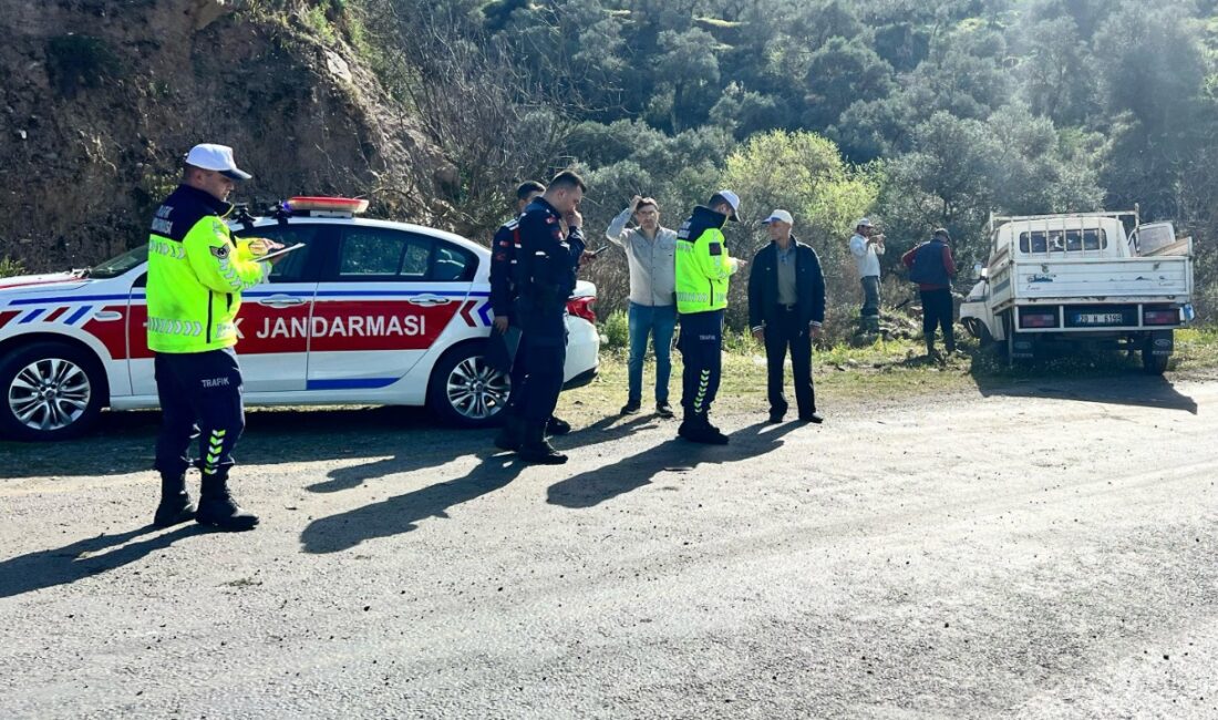 Kamyonet yol kenarındaki tepeye çarptı: 4 yaralı Kaza sabah saatlerinde Başçayır - Köşk karayolu, Kızılcayer Mahallesi yakınlarında