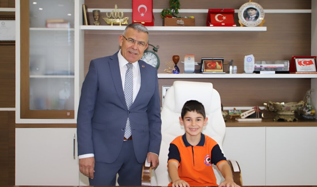 Başkan Güler, makamı çocuklara emanet etti Köşk Belediye Başkanı Nuri Güler, 23 Nisan Ulusal Egemenlik ve