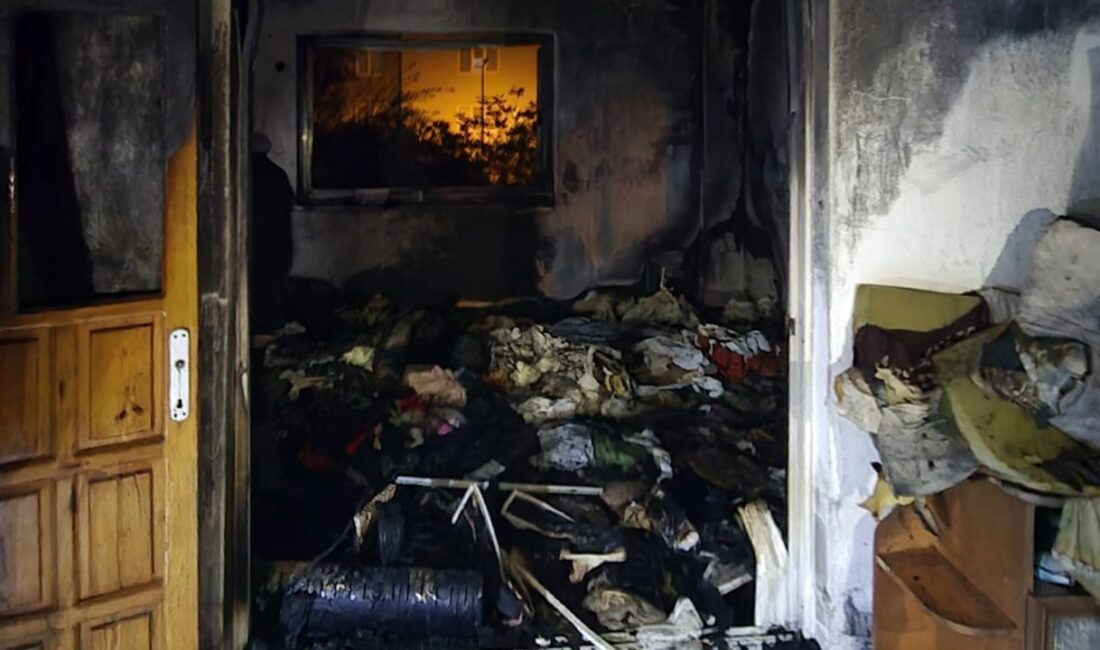 Elektrik kontağından çıkan yangın korkuttu Yangın saat 21:30 sıralarında Çarşı Mahallesinde meydana geldi.