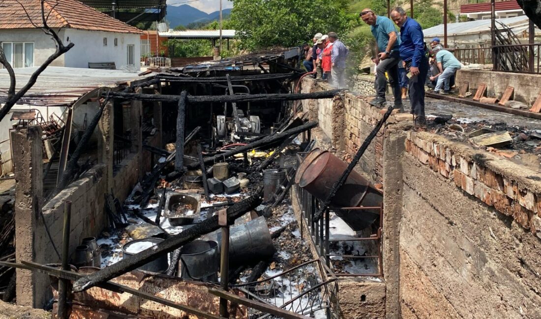 Köşk'te bir evin yanındaki ahırda yangın meydana geldi. Yangında ahır