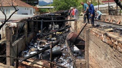 Köşk'te bir evin yanındaki ahırda yangın meydana geldi. Yangında ahır