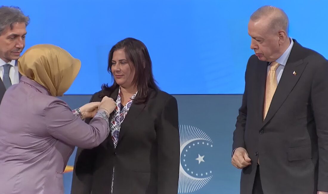 Özlem Çerçioğlu Ak Parti’ye katıldı Aydın Büyükşehir Belediye Başkanı Özlem Çerçioğlu, CHP’den istifasının ardından resmen