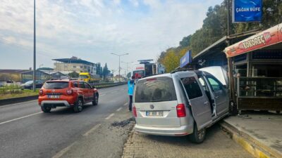 Kaza saat 13:30 sıralarında Denizli - Aydın karayolunda meydana geldi.