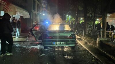 Köşk’te park halindeki otomobil yandı Köşk'te park halindeki otomobilde çıkan yangın itfaiye ekipleri tarafınran söndürülürken