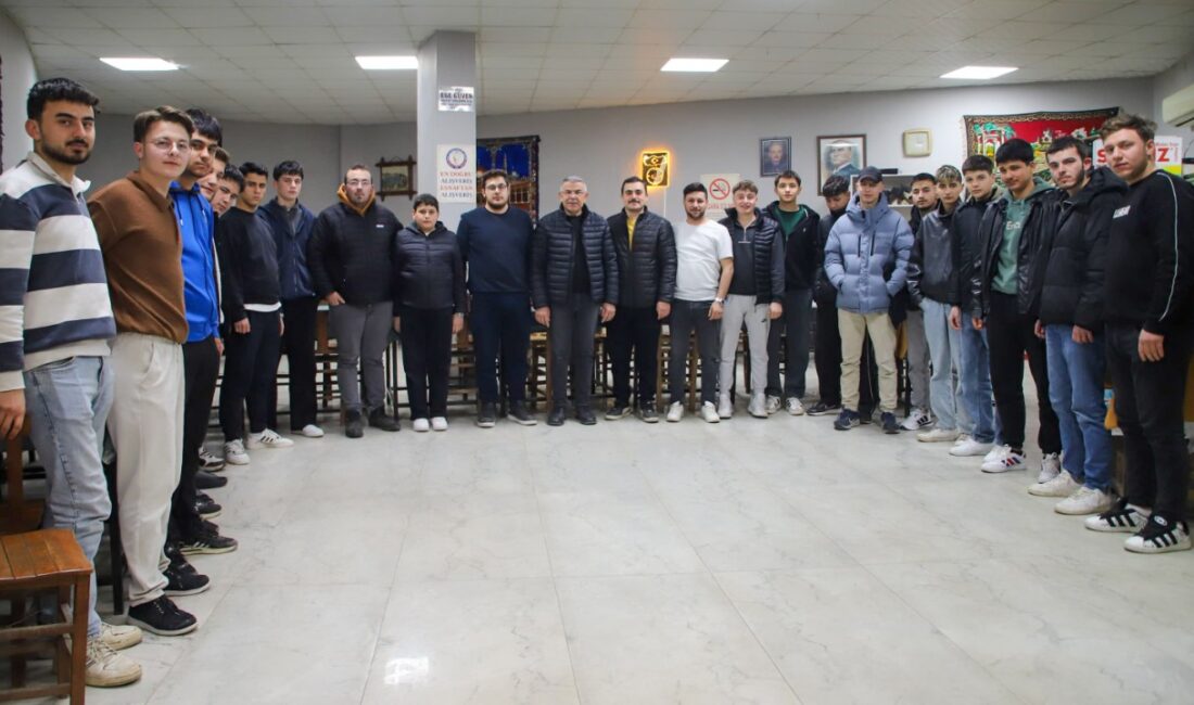 Köşk Belediye Başkanı Nuri Güler, gençlerin davetini geri çevirmeyerek sahur