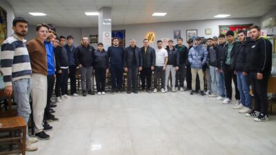 Köşk Belediye Başkanı Nuri Güler, gençlerin davetini geri çevirmeyerek sahur