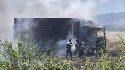 Köşk'e bağlı Altıeylül Mahallesi Şahinkuyu mevkiinde ekin yüklü kamyonda çıkan