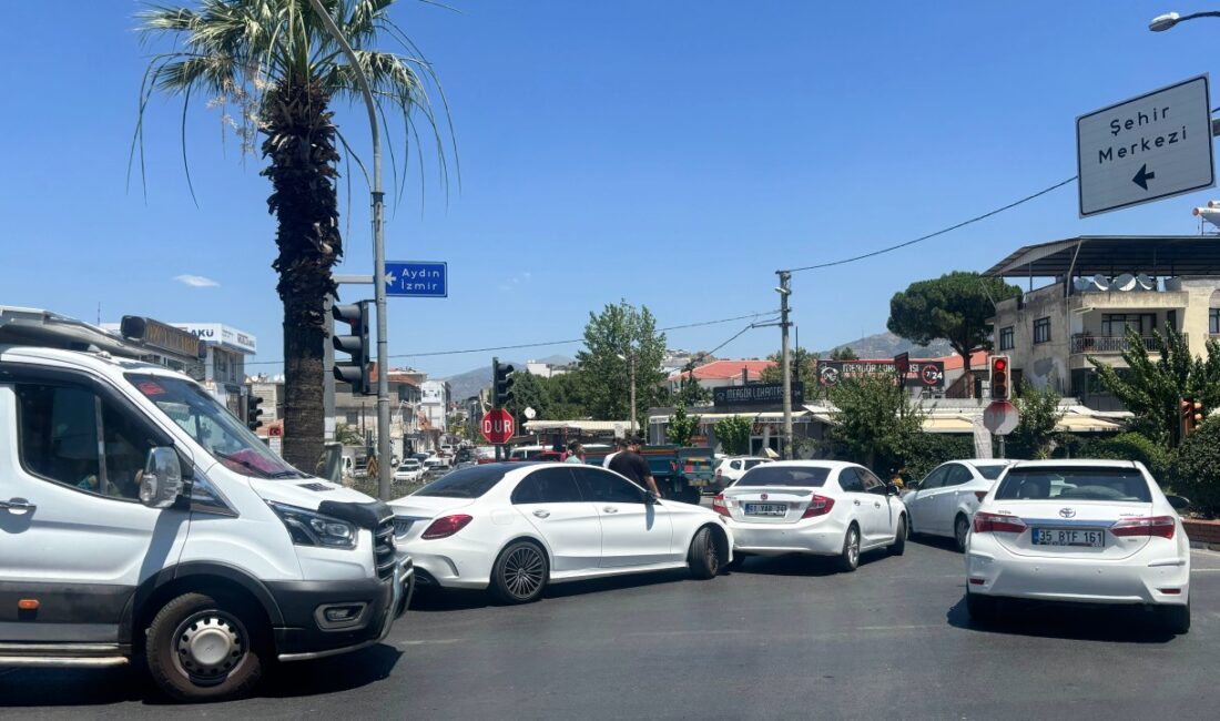 Köşk giriş kavşağında bugün öğle saatlerinde meydana gelen trafik kazasında