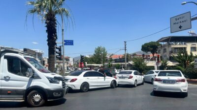 Köşk giriş kavşağında bugün öğle saatlerinde meydana gelen trafik kazasında