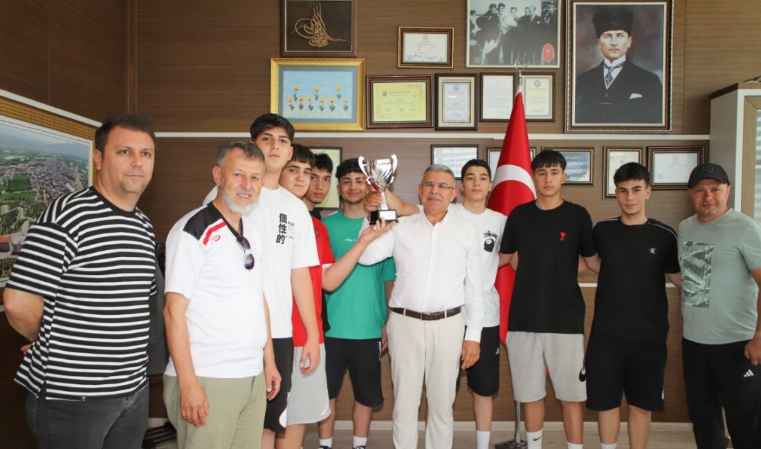 Türkiye üçüncüsü olan Köşk Belediye Doğanspor, Başkan Güler’i ziyaret etti Türkiye Hentbol Küçük Erkekler Şampiyonası’nda gösterdiği üstün performansla Türkiye 3.’sü