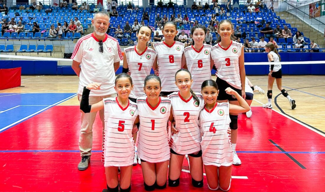 Aydın'da düzenlenen Mini Voleybol Şenlikleri'nde mücadele eden Köşk Belediye Doğanspor,