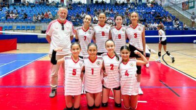 Aydın'da düzenlenen Mini Voleybol Şenlikleri'nde mücadele eden Köşk Belediye Doğanspor,