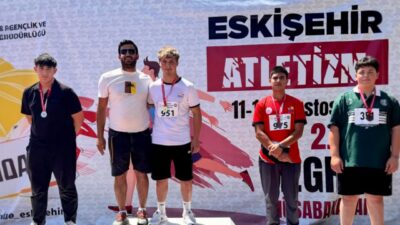 Eskişehir’de düzenlenen Anadolu Yıldızlar Ligi Müsabakaları’nda gülle atma branşında yarışan
