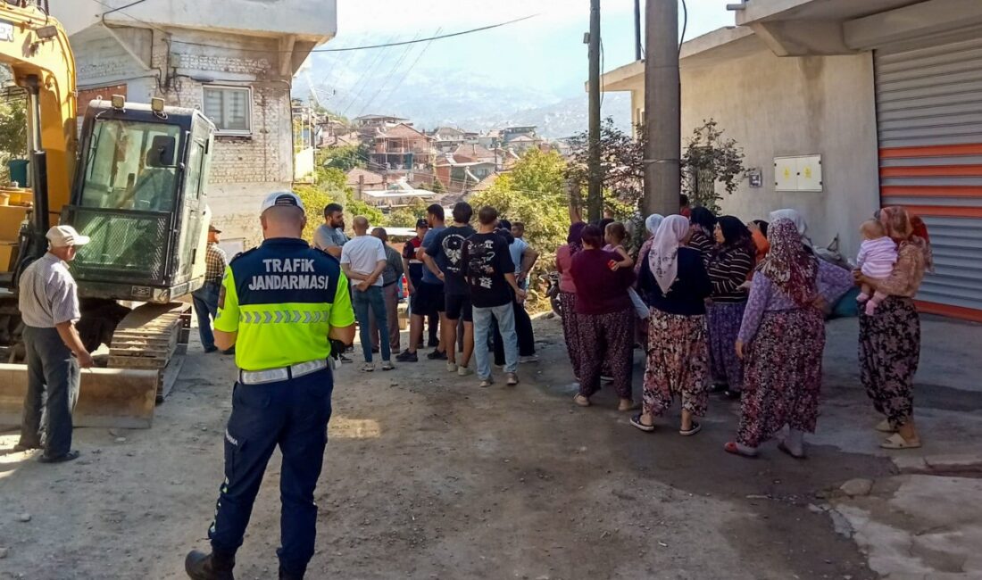 Başçayır’da yol eylemi: Mahalle sakinleri yolu kapattı Köşk'e bağlı Başçayır Mahallesi’nde, altyapı çalışması kapsamında kazılan yolun yaklaşık